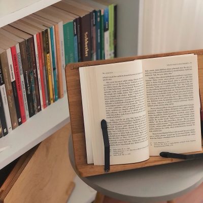 Imagem ilustrativa - atril de leitura